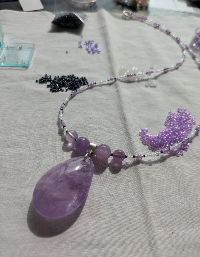 amethyste, beliere argent. (63 cm).