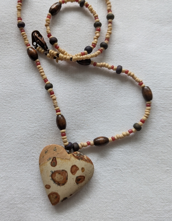 Coeur en jaspe leopard.