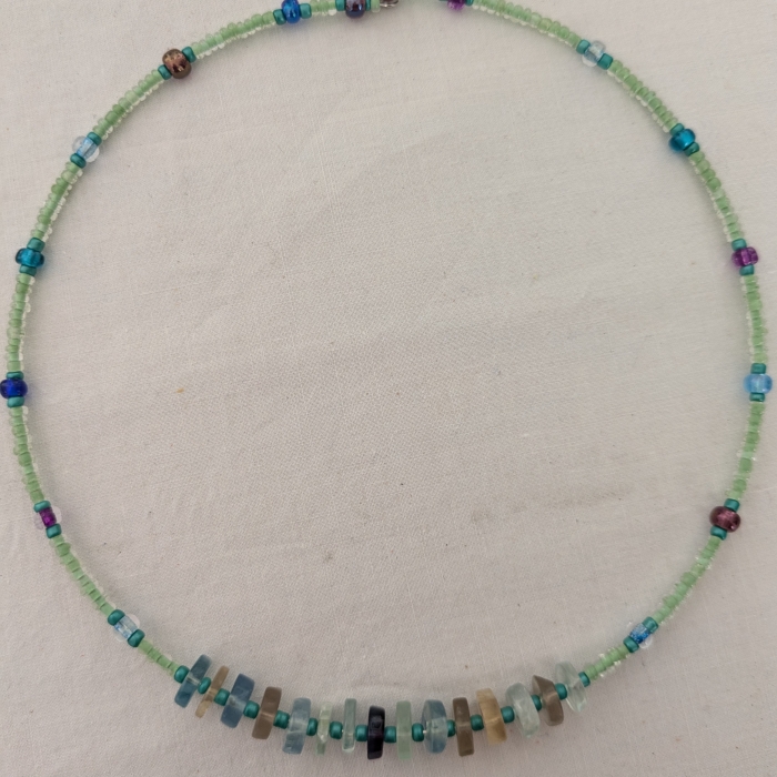 Fluorite (rondelles), fond vert.