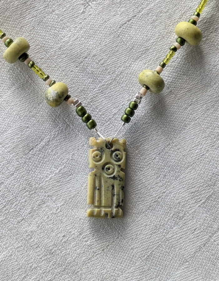 Mini-chouette en serpentine verte.