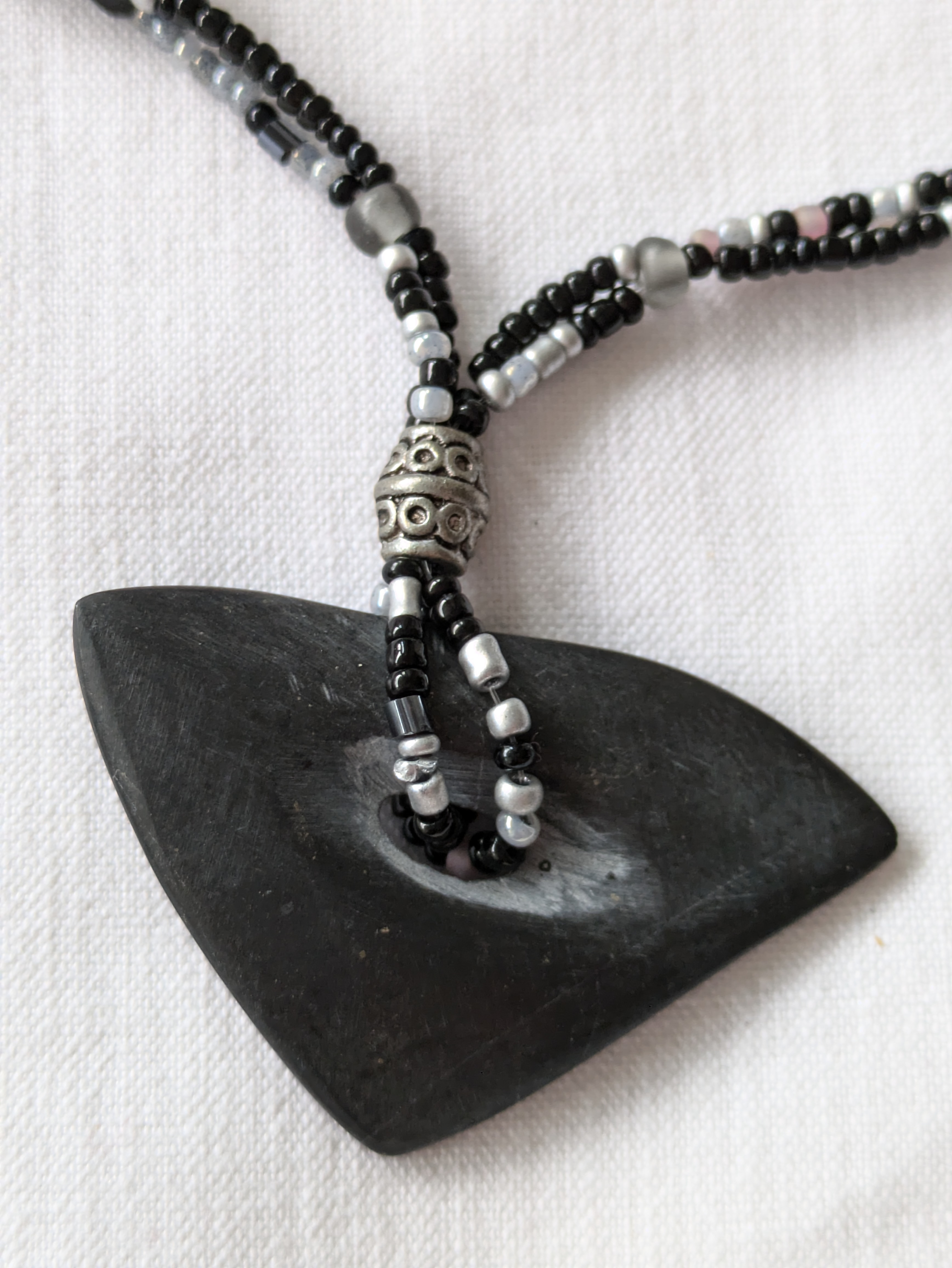 Onyx noir, poli main.