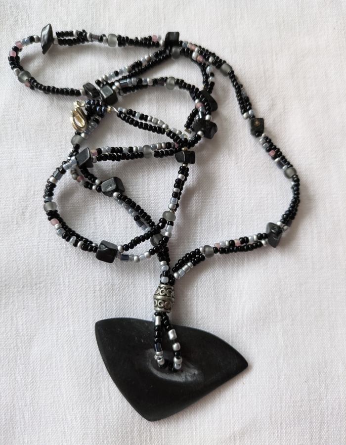Onyx noir, poli main.