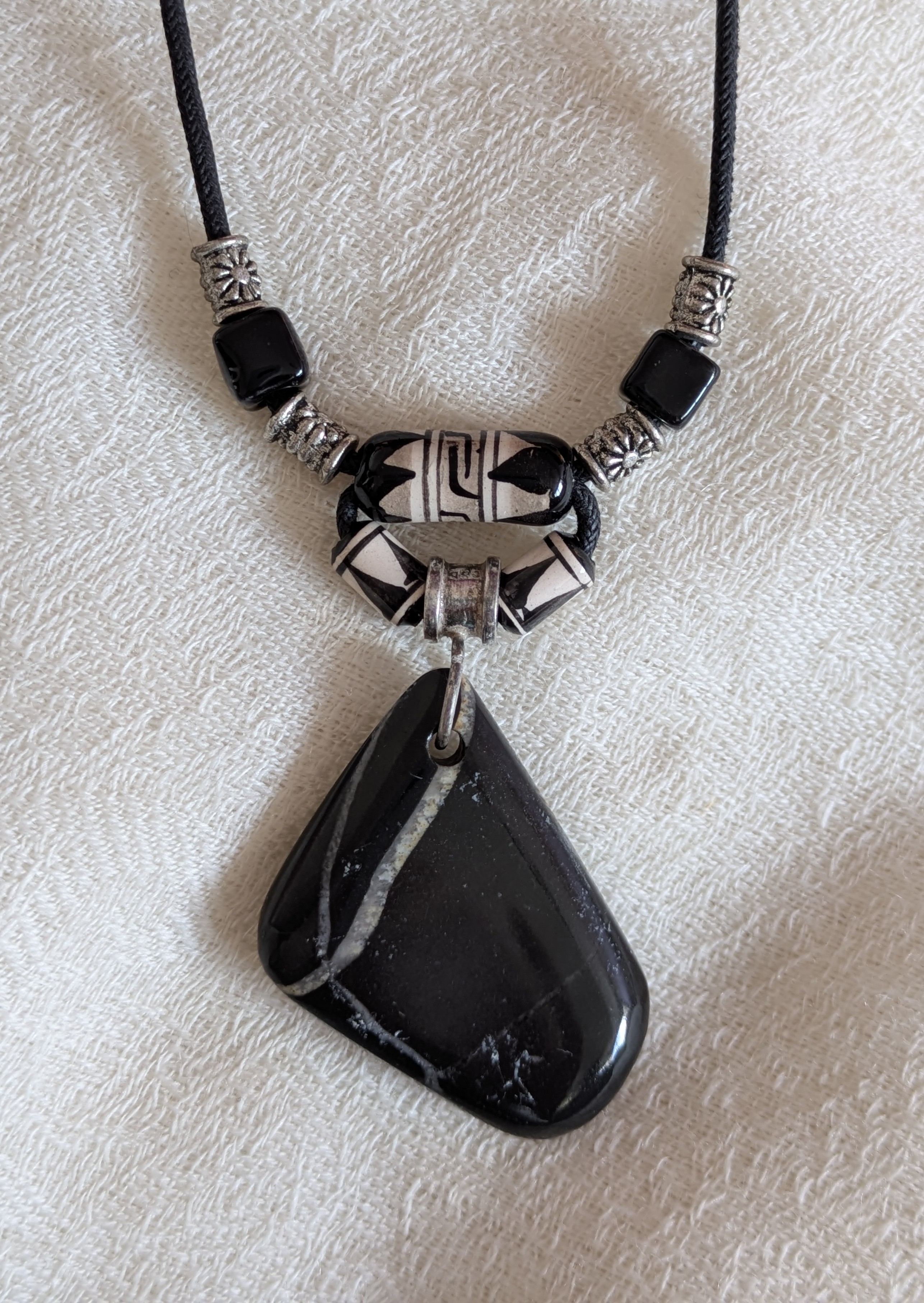 Onyx noir, veiné de blanc. (pierre réversible).