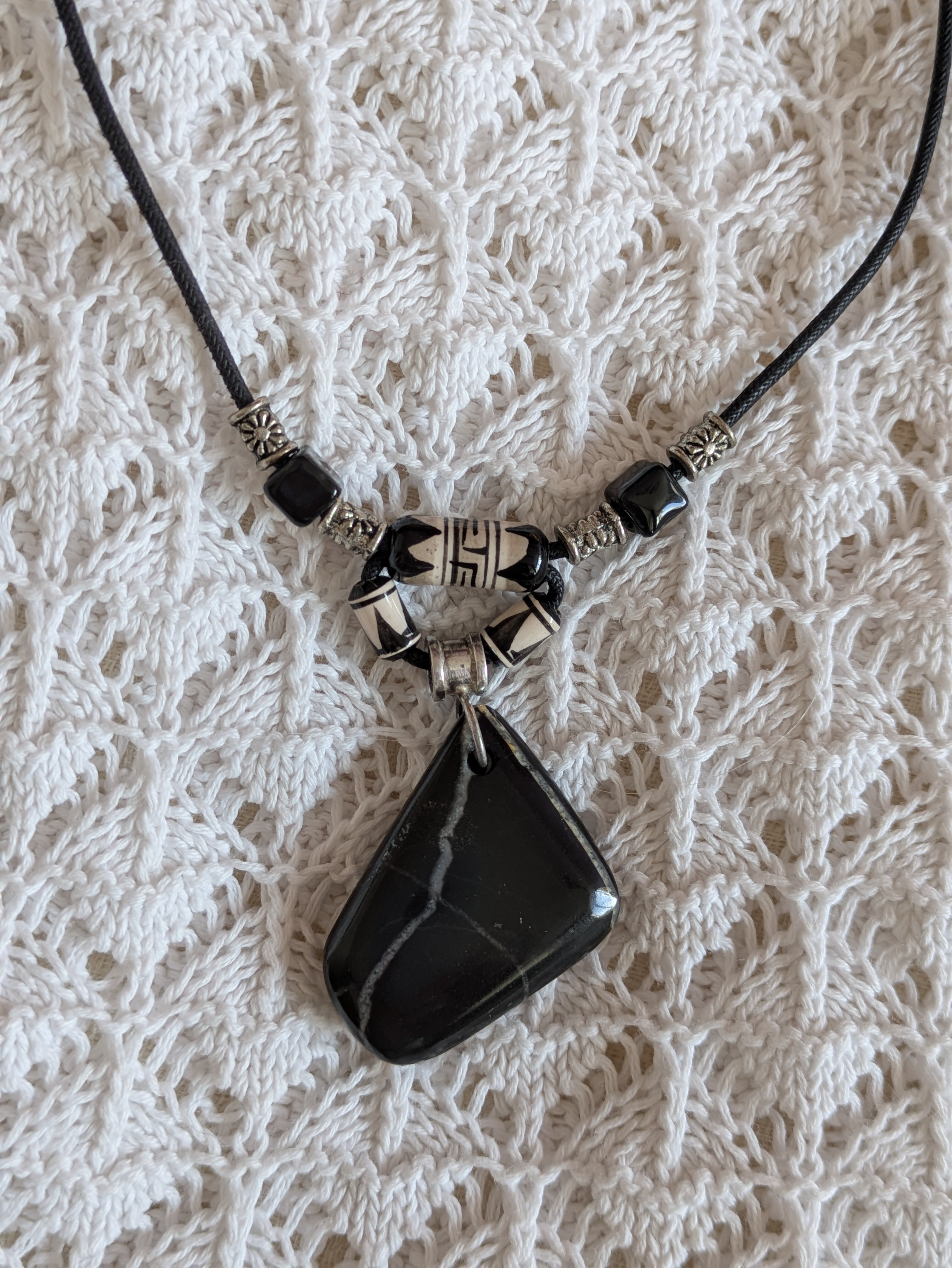 Onyx noir, veiné de blanc. (pierre réversible).