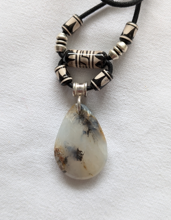 Opale noire et blanche.