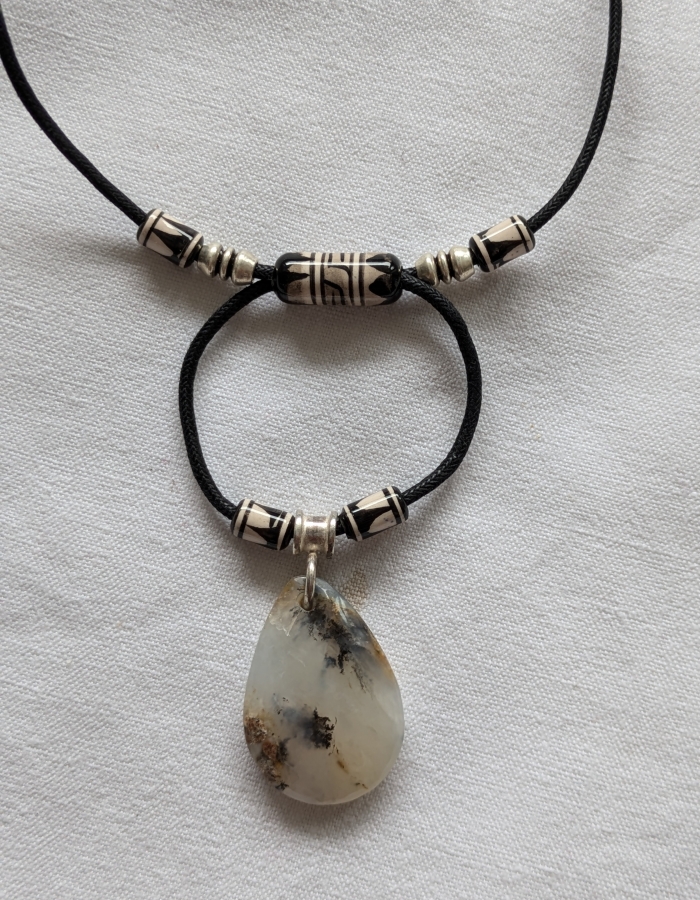 Opale noire et blanche.