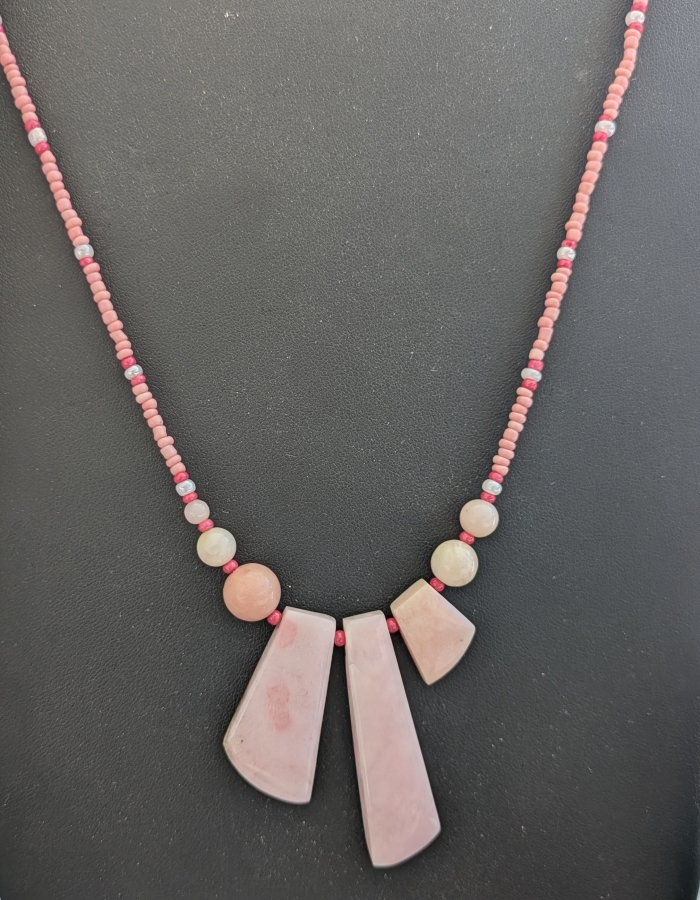 Opale rose, dissymétrique.