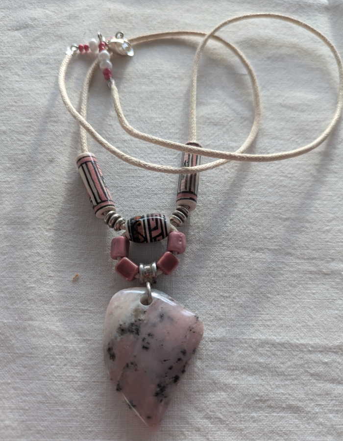 Opale Rose, mouchetée.