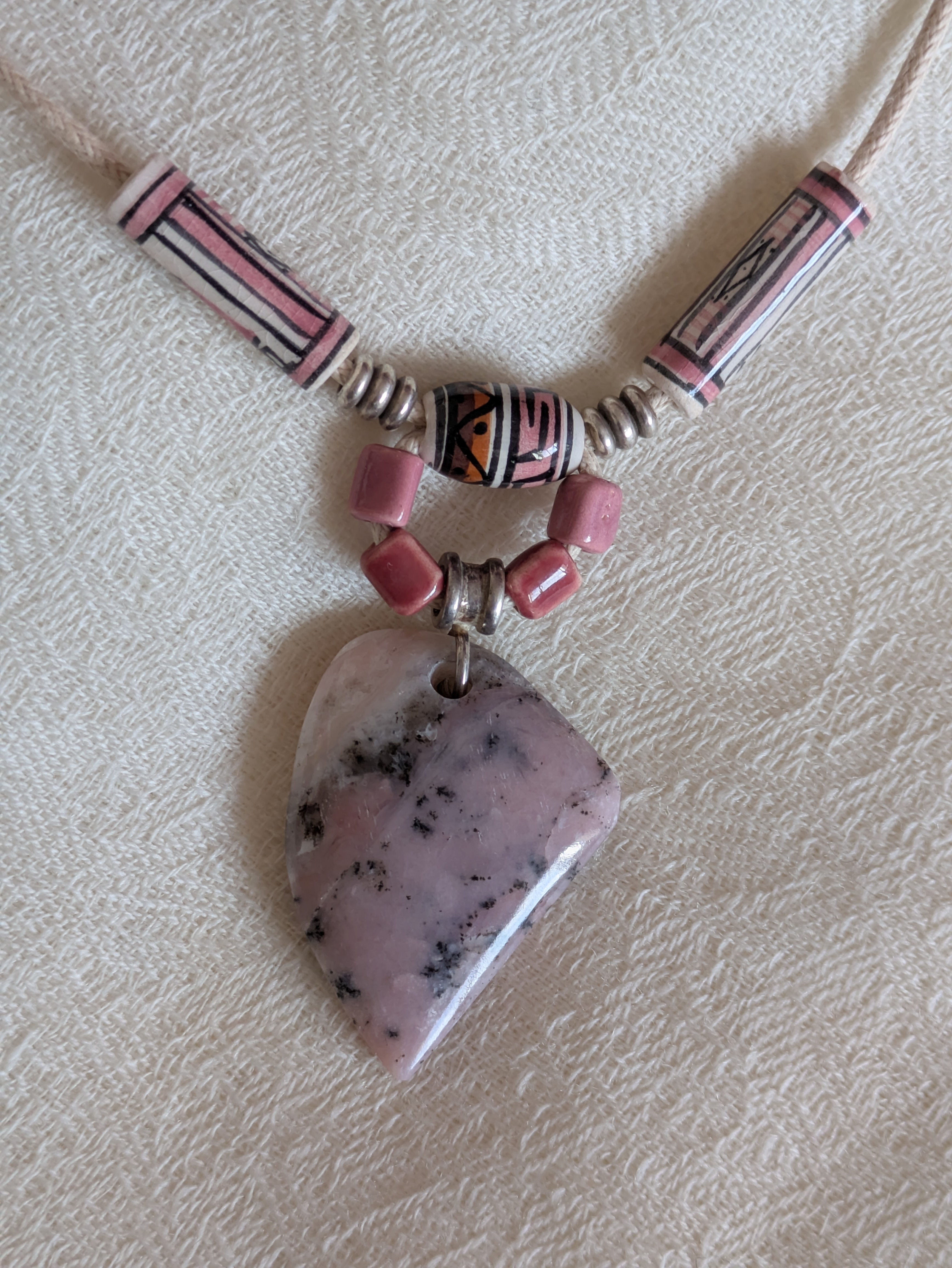 Opale Rose, mouchetée.